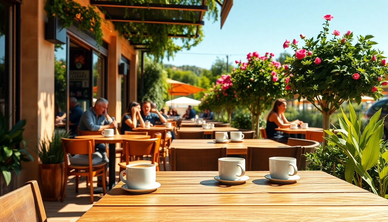 Kaffeegenuss im Coffee Shop Lloret de Mar mit einladenden Sitzplätzen im Freien.